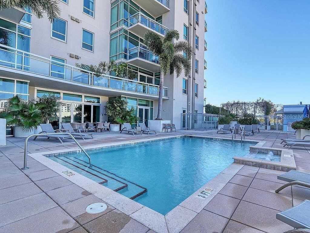 Pool - 400 4th Ave S