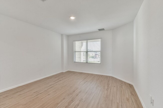 Building Photo - Immaculate 4 bedroom home in Becker Fields!