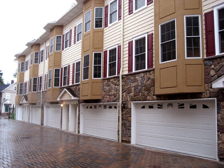 Building Photo - 330 Maple Ave