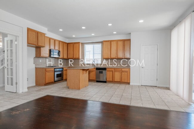 Building Photo - 803 Twin Oaks Dr