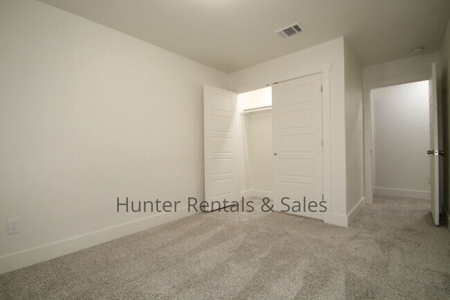 Building Photo - Upscale Three-bedroom Townhome!