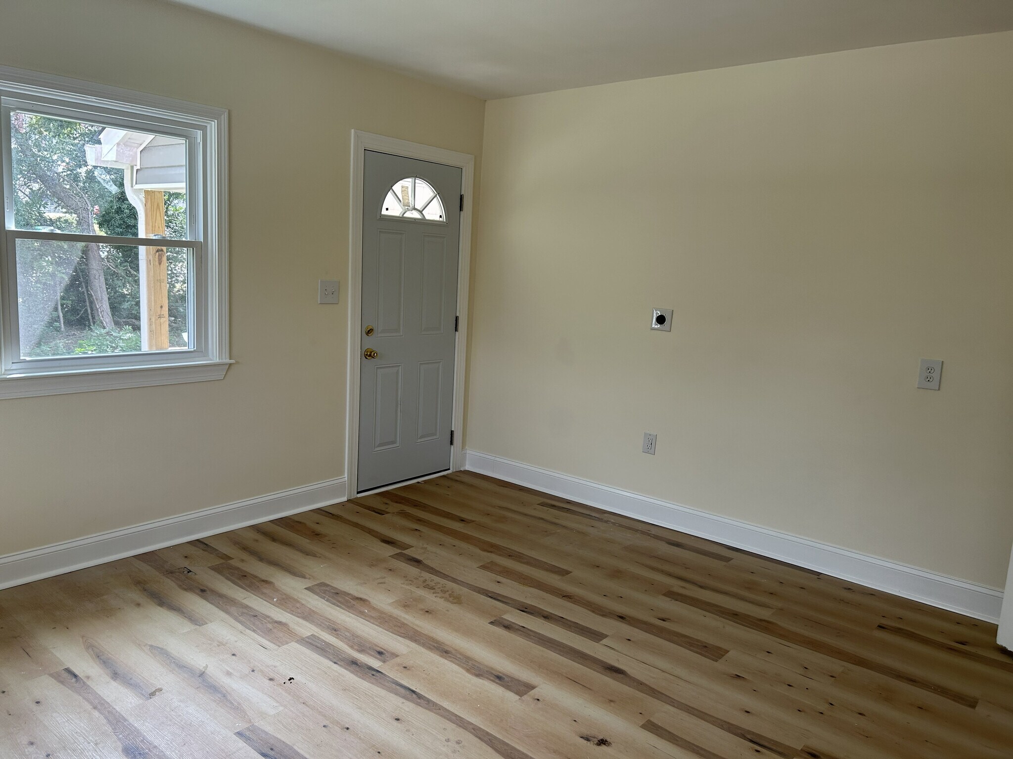 Building Photo - Room in Duplex on Richardson Ave