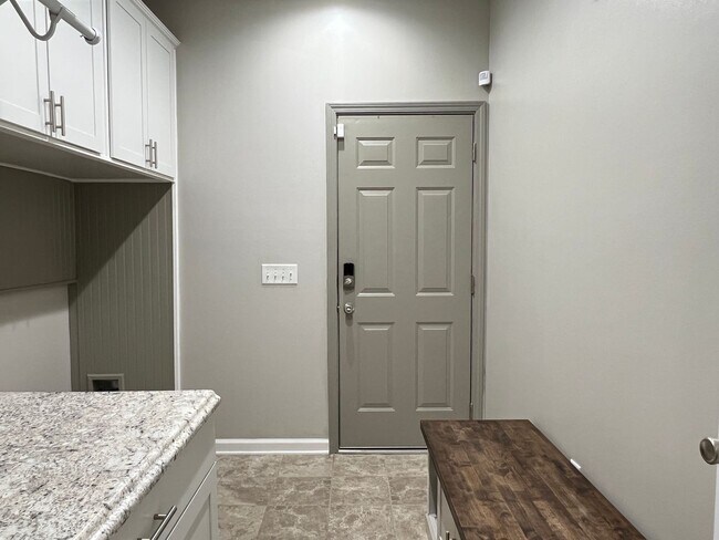 Building Photo - Beautiful Home w/Lots of Extras