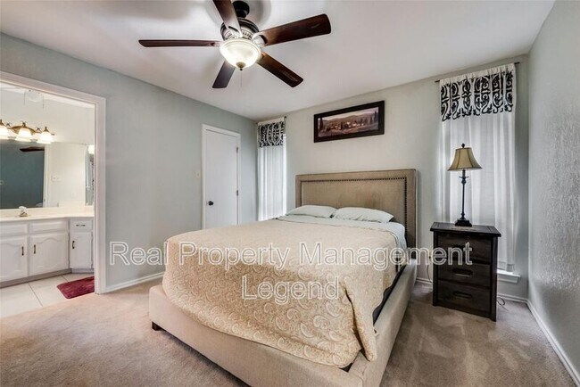 Building Photo - 617 Main St