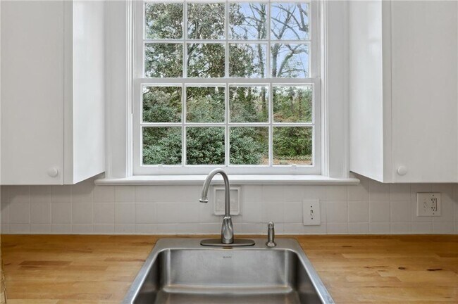 Building Photo - 2878 N Hills Dr NE