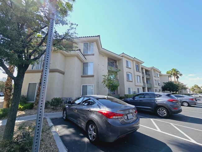 Building Photo - GUARD GATED CONDO W/ GARAGE