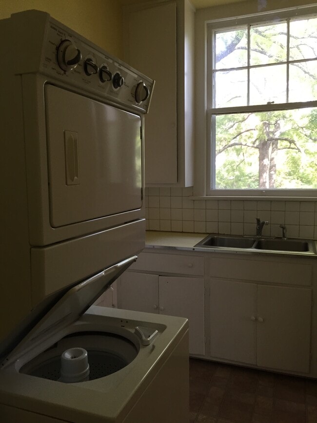 Building Photo - 1403 N Augusta St