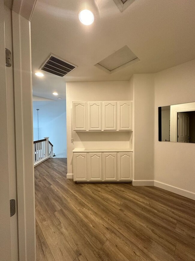 Building Photo - 5701 W Country Ave