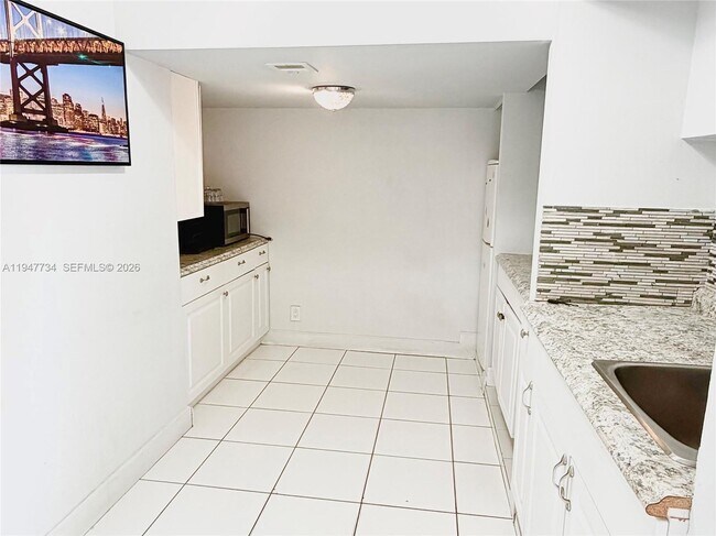 Building Photo - 673 W 60th St