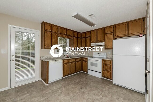 Building Photo - 3 Bedroom Pet-Friendly Home in Stockbridge, GA with Main Street Renewal