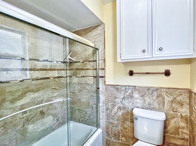 Building Photo - 16902 Summit Oaks Ln