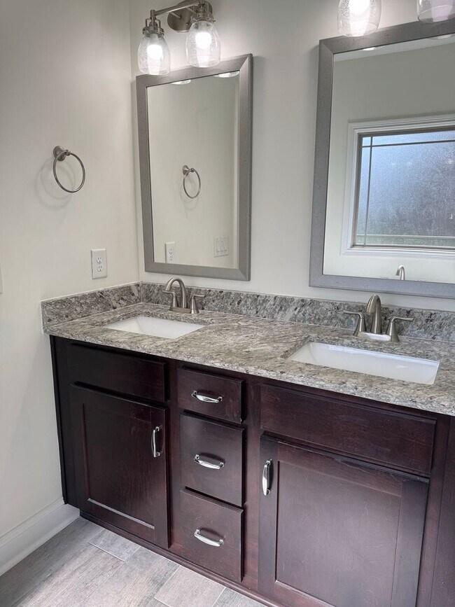 Building Photo - Beautiful 5 Bedroom, 2.5 bath Home in Hick...