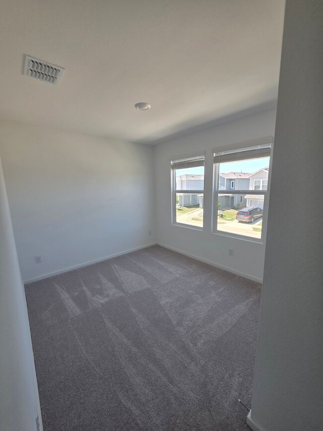 Building Photo - Modern New-Build Home with Open Floor Plan...