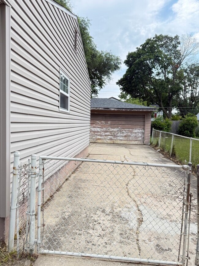 Building Photo - 2027 Indian Rd