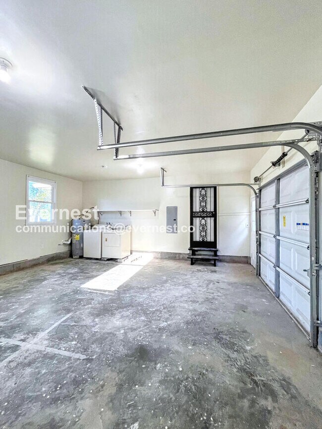 Building Photo - 3 Bed, 2 Bath with Attached Garage / Avail...