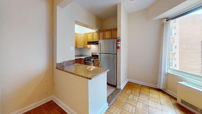 Building Photo - Dupont Circle Studio Apartment W/Roof Top,...