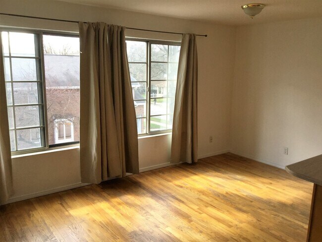 Interior Photo - 302CED