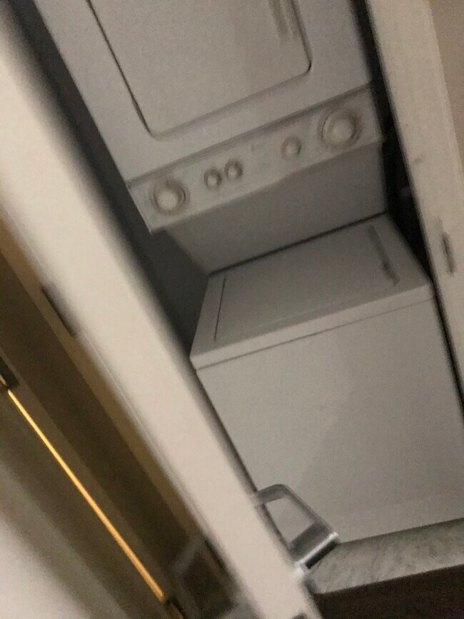 Building Photo - 5 Main St