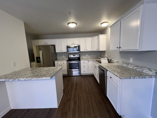 Building Photo - 3BR/2.5BA Townhouse Move-in Special**