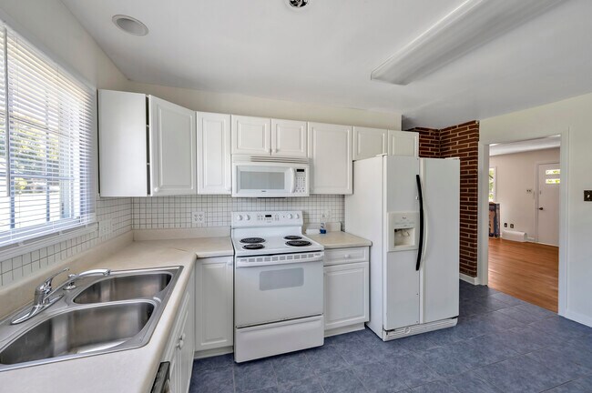 Building Photo - 2320 Dorety Pl