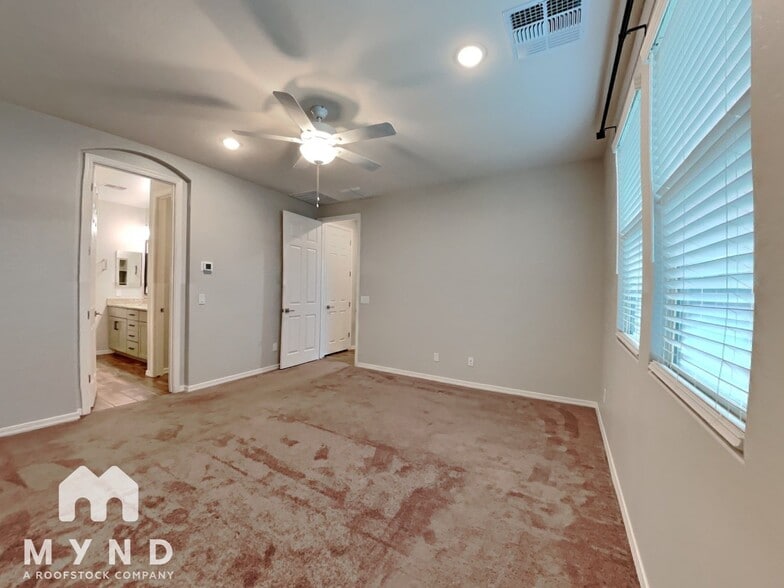 Building Photo - 15093 W Latham St