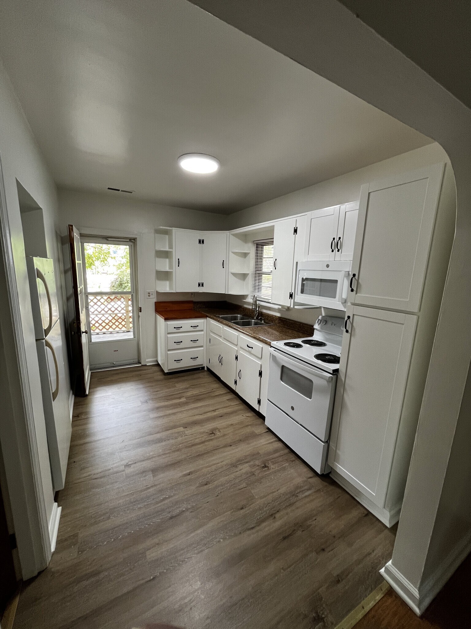 Building Photo - 5025 Sunnyside Ave