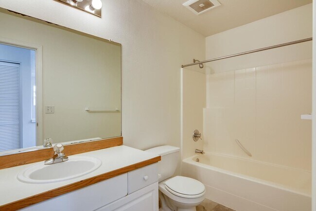 Building Photo - Great Single Family Home In Central Hillsb...