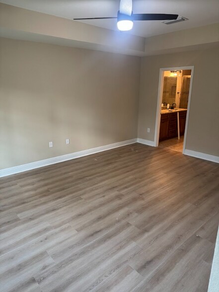 Building Photo - 9154 Deer Ln
