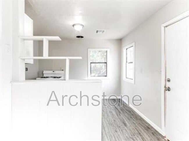 Building Photo - 1004 Sandra Dr