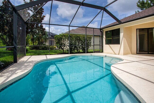 Building Photo - Luxurious Lakefront Living: Spacious 4-Bedroom Home with Pool and Guest Suite in Lakewood Ranch