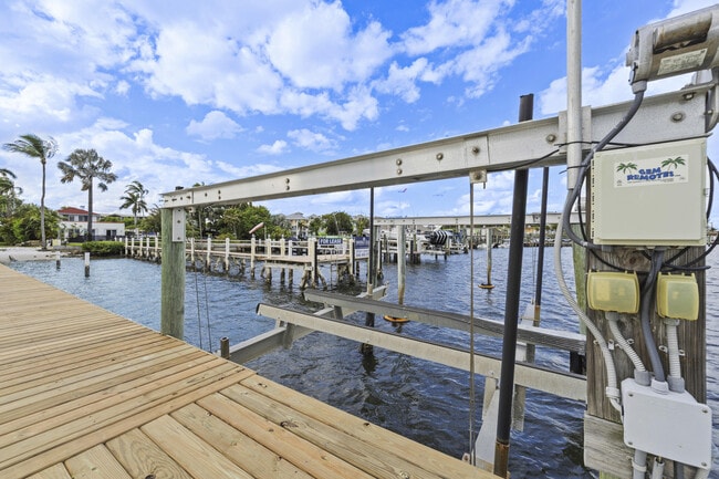 Building Photo - 122 S Lake Dr