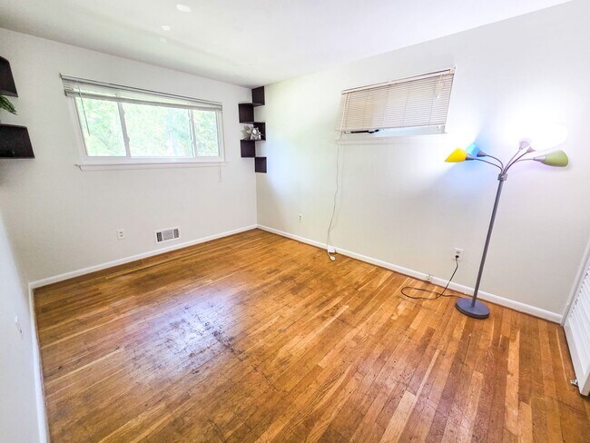 Building Photo - 305 Hillsboro Dr