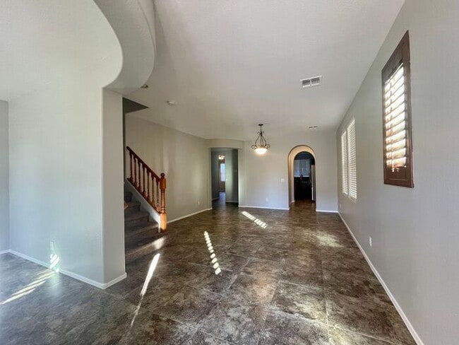 Building Photo - GREAT LOCATION! Fabulous move-in ready 5 bed /3 bath home in south Tempe