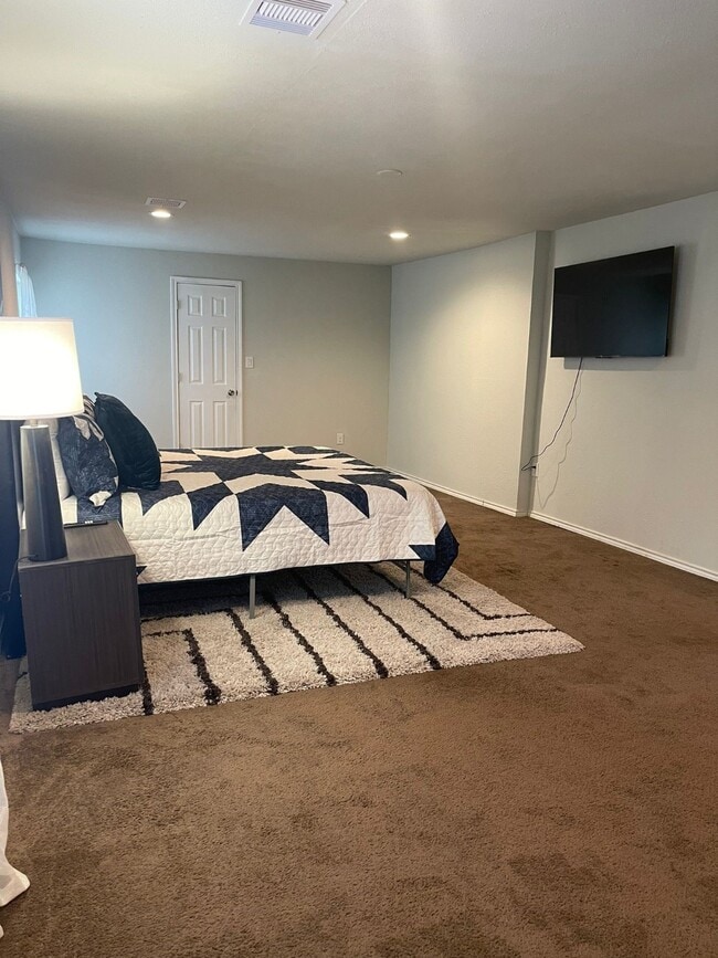 Building Photo - 2010 Caplin St