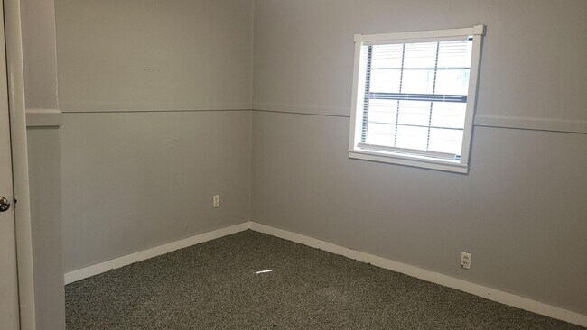 Building Photo - PRE-LEASING!! Two Bedroom/ One Bathroom House
