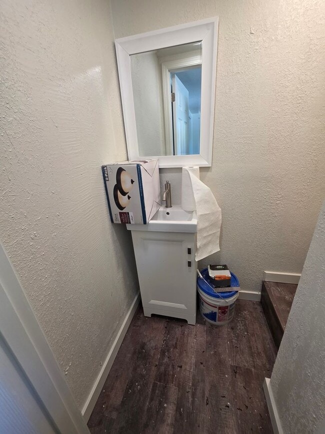 Building Photo - 940 W Weiland Ave