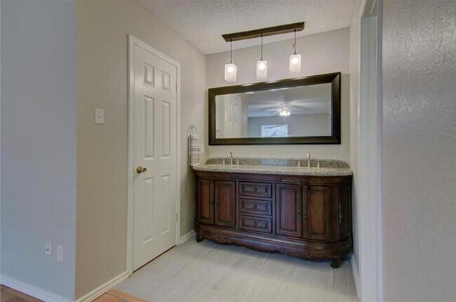 Building Photo - 9705 Meadowheath Dr