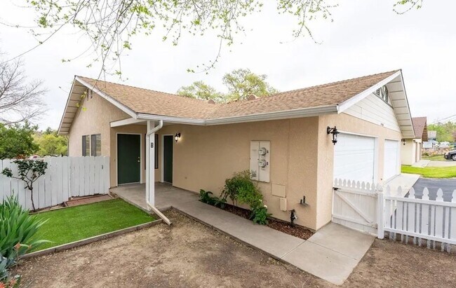 Building Photo - Downtown Duplex