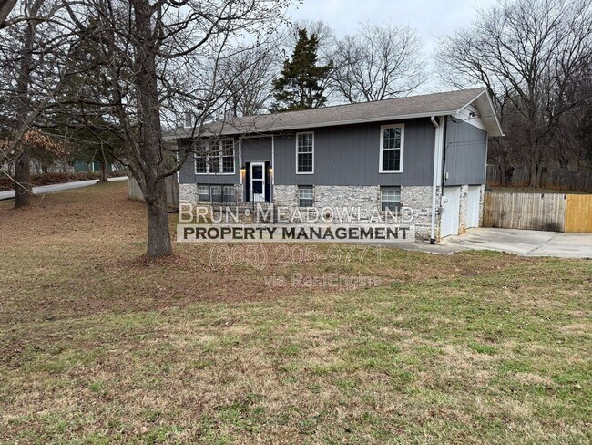 Building Photo - 11105 Lake Hills Dr