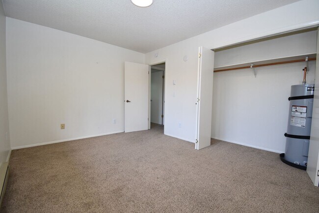 Building Photo - Top floor apartment! Close to MSU and downtown!