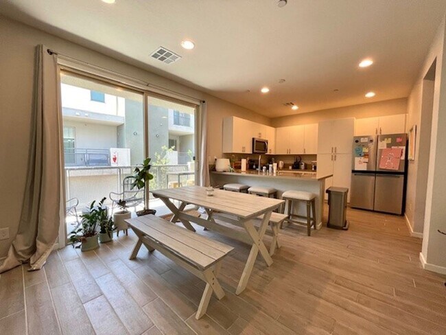 Building Photo - Beautiful Fully Furnished Condo in Affinit...
