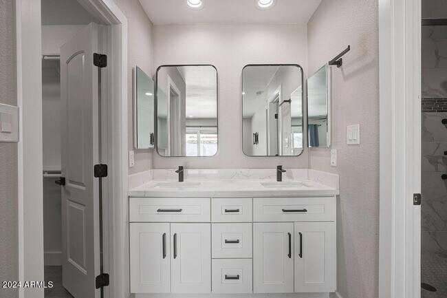 Building Photo - 917 N 87th Pl