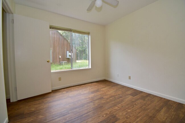 Building Photo - Saratoga Street Duplex