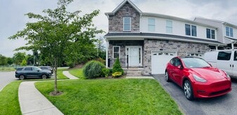 Building Photo - 2 Decroce Ct
