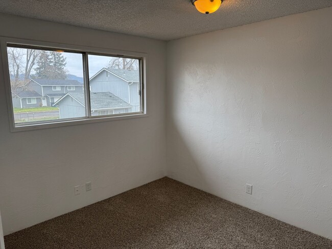 Building Photo - 2 bed 1 1/2 bath duplex in Springfield!