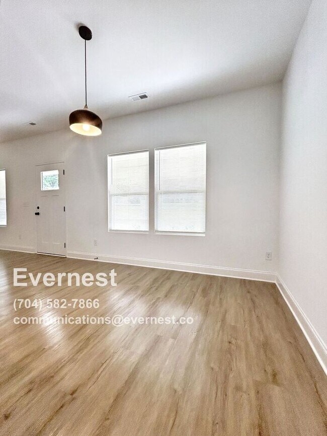 Building Photo - Home with Driveway and Modern Appliances / 3 Bed, 2 Bath  / Vuocher Accepted / Pet-friendly / Com...