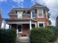 Building Photo - Fully Furnished Student House 4 Blocks fro...