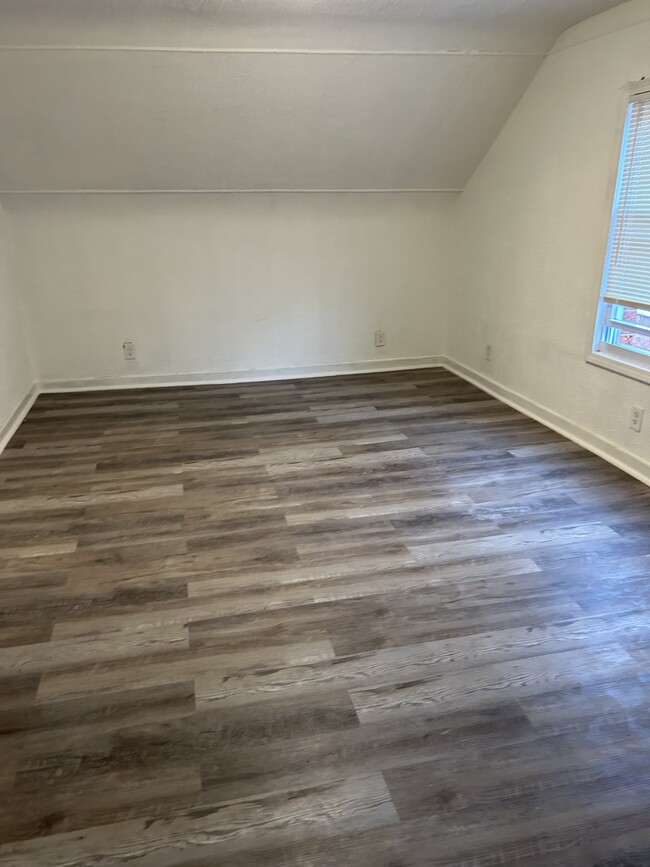 Upstairs Bedroom - 18918 Westphalia St