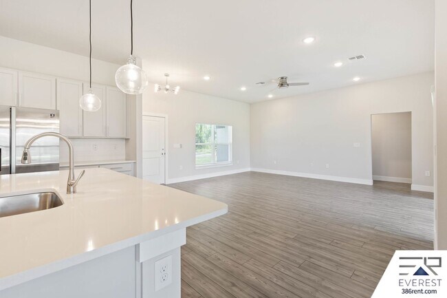 Building Photo - 59 Breeze Hill Ln
