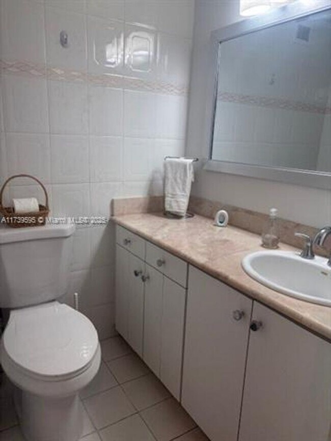 Building Photo - 100 Lincoln Rd